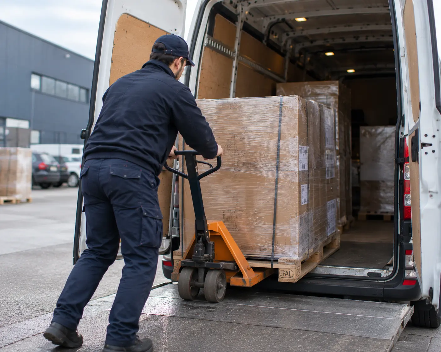 Europallet tot 500 kg wordt in de bus geladen voor direct transport